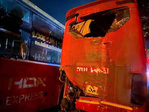 The scene of a series of collisions between 3 passenger buses on National Highway 1A, many people injured.