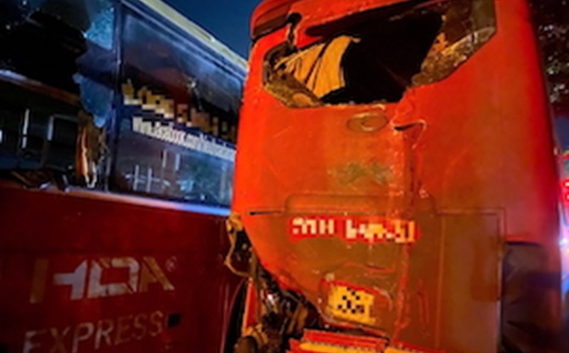 The scene of a series of collisions between 3 passenger buses on National Highway 1A, many people injured.