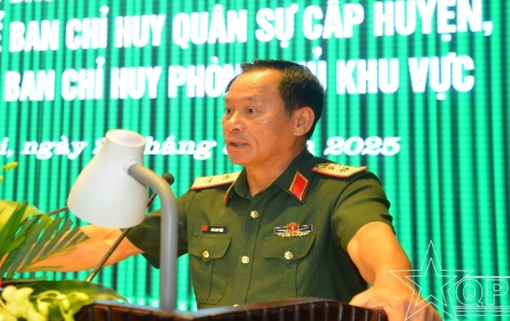 Lieutenant General Tran Ngoc Tuan - Political Commissar of the Hanoi Capital Command thoroughly grasped the forecast of personnel work policies when dissolving the District Military Command and establishing the Defense Zone Command. Photo: Capital Defense