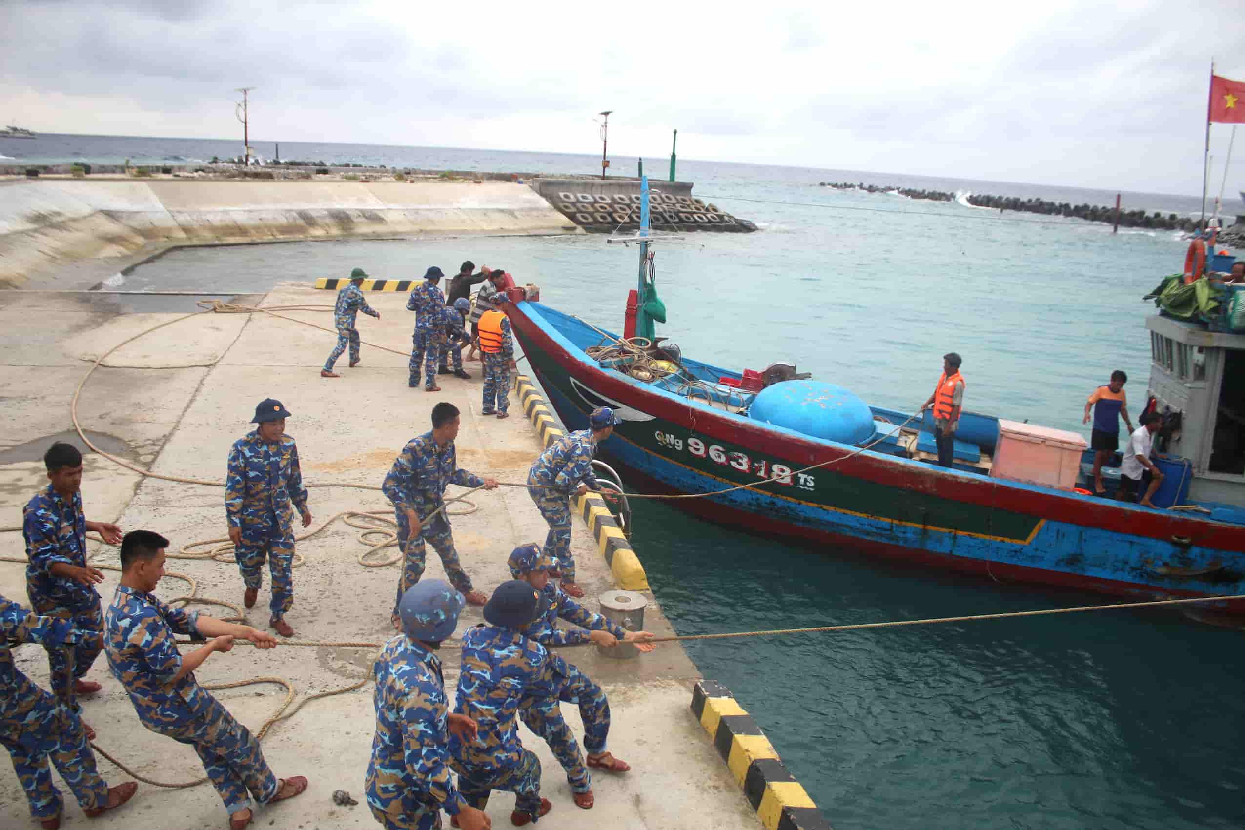 Fishing vessels in Quang Ngai province encountered problems in Truong Sa and were towed to Song Tu Tay Island. Photo: Ngoc Anh