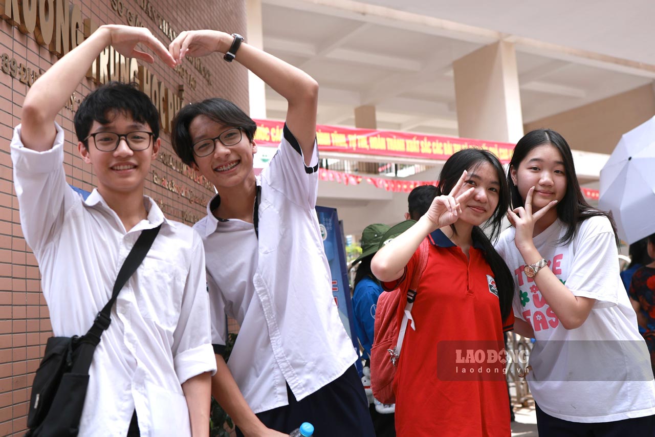 The Literature exam for the 10th grade in Hanoi caused strong emotions, candidates were happy to take the exam