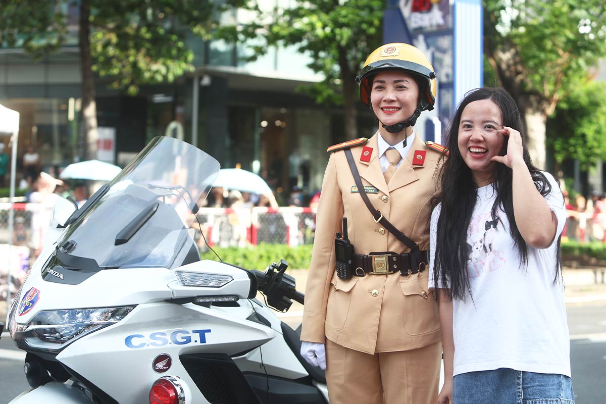 Policia de trafico que conduce 1.800 cc Super Motorbike causando fiebre en la ciudad de Ho Chi Minh