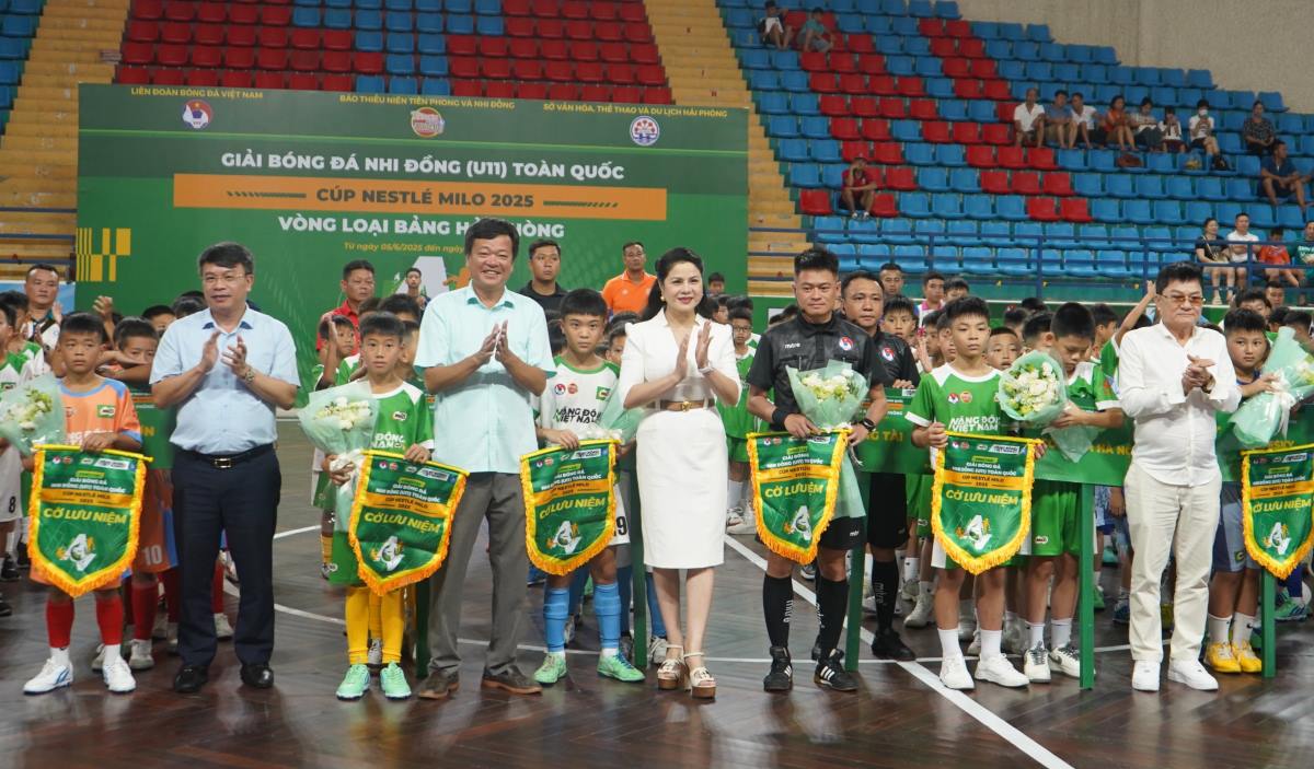 Abriendo el Torneo Nacional de Futbol en todo el pais en Hai Phong. Foto: Mai Dung