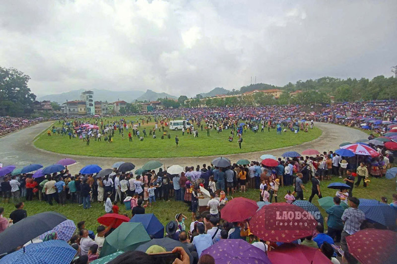 Van du khach co mat tai san van dong trung tam huyen Bac Ha de xem dua ngua. Anh: Dinh Dai