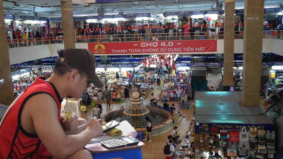 Los pequeños comerciantes en el mercado de Dong Xuan operan moderadamente cuando ofrecen un impuesto sobre las acciones