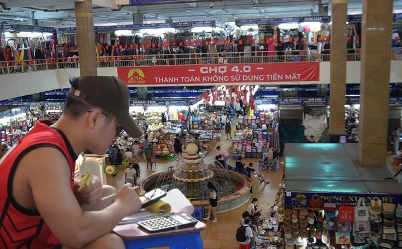 Traders at Dong Xuan market operate at a low level when eliminating contract tax