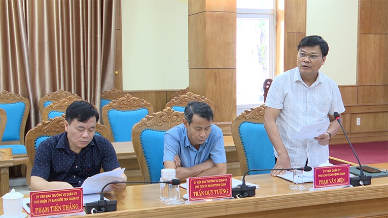 Vicepresidente de Kien, un Comite Popular del Distrito informo sobre el plan para implementar la decision de hacer cumplir la adquisicion de tierras. Foto: Portal de Kien An District, Hai Phong