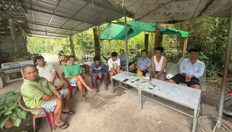 9 pairs of online cockfighting statues were caught red-handed by the police at a coffee shop. Photo: Provided by the police.