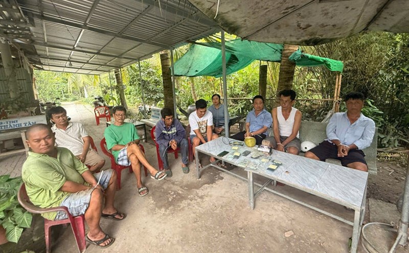9 pairs of online cockfighting statues were caught red-handed by the police at a coffee shop. Photo: Provided by the police.