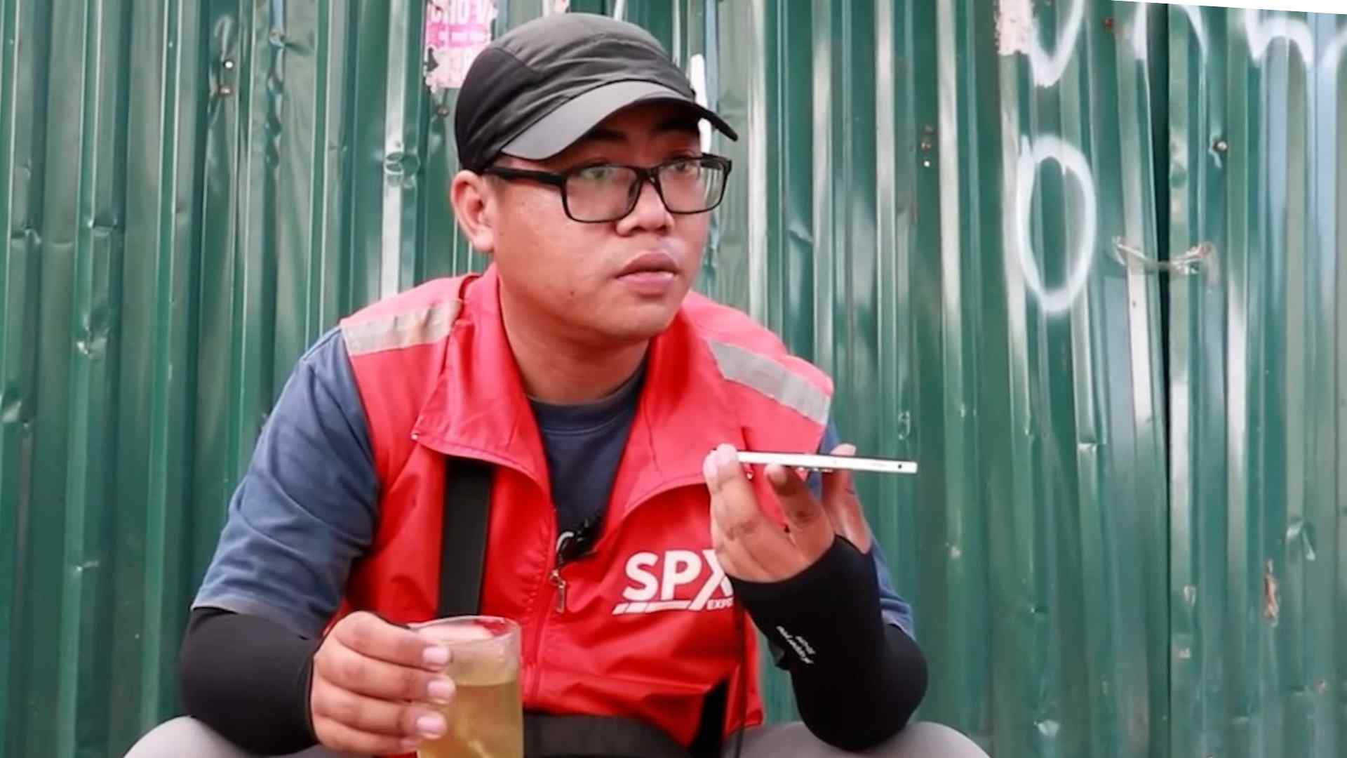 Amid the extreme heat, many workers still make a living on the streets, facing the risk of dehydration and heat stroke. They only know how to take a break and drink water in moderation to continue working. Photo: Huyen Trang