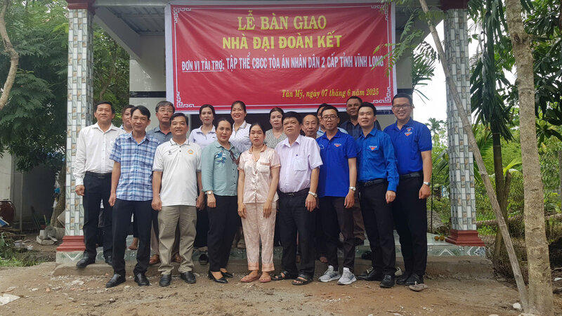 La corte de dos niveles de la provincia de Vinh Long otorgo grandes casas de unidad a hogares pobres en Tra en el distrito. Foto: TTVH TRA en el distrito
