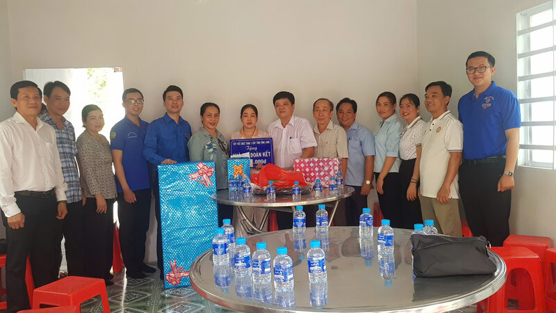 Tai buoi le nhieu phan qua cung so tien duoc trao den ba. .Anh: TTVH huyen Tra On
