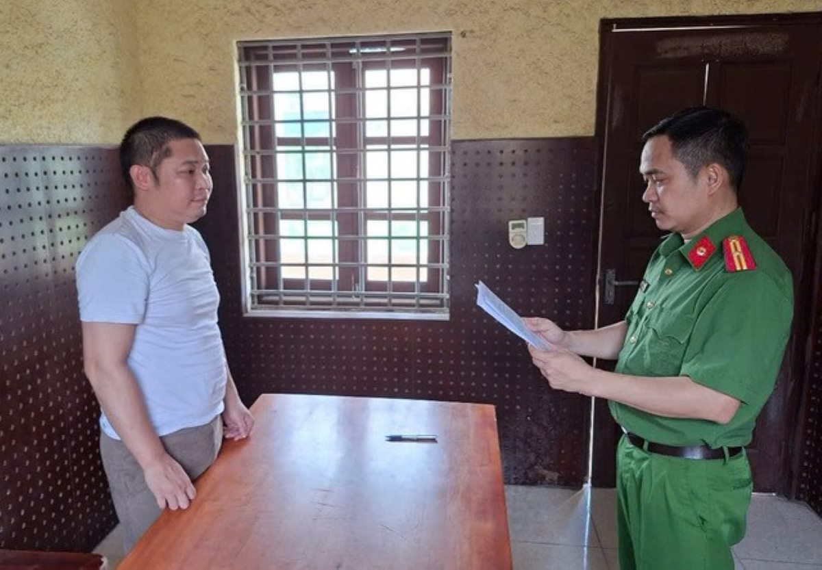 Đối tượng Lê Văn Cường - kẻ dùng súng bắn người nhưng may không trúng ai - tại Cơ quan Công an. Ảnh: Công an tỉnh Quảng Ninh