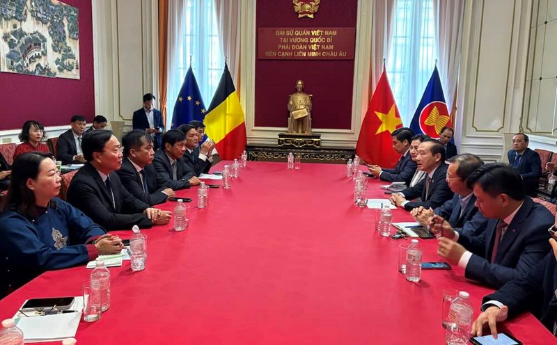 The working group of Quang Binh province promoted investment, tourism and connected cooperation with businesses and organizations in the Kingdom of Belgium and Europe. Photo: Xuan An
