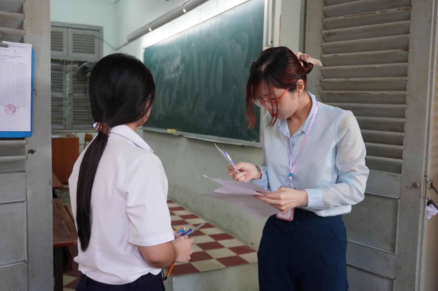 Candidates taking the 10th grade entrance exam at the Le Hong Phong High School for the Gifted exam score. Photo: Chan Phuc