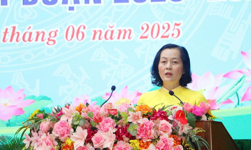Ms. Truong Thanh Nhuan - Director of the Department of Education and Training of Vinh Long province spoke at the Conference. Photo: Department of Education and Training of Vinh Long province
