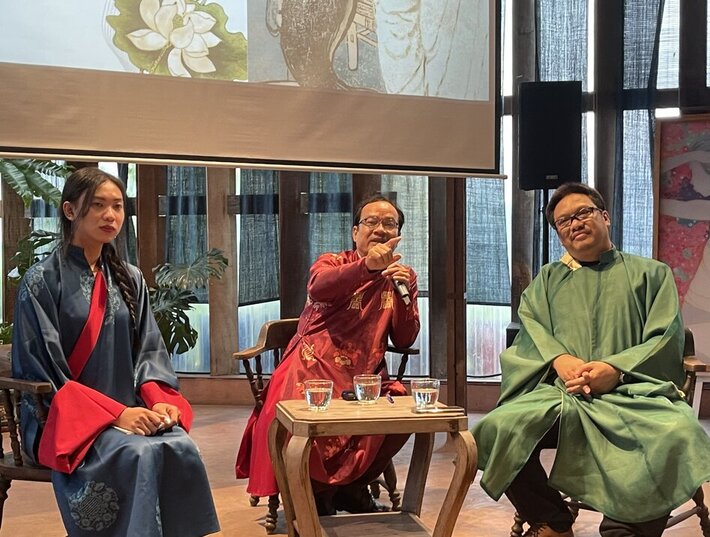 Speakers interacted about art history in the first session of "Success Aesthetics - Vietnamese painting". Photo: Nhu Tuyen