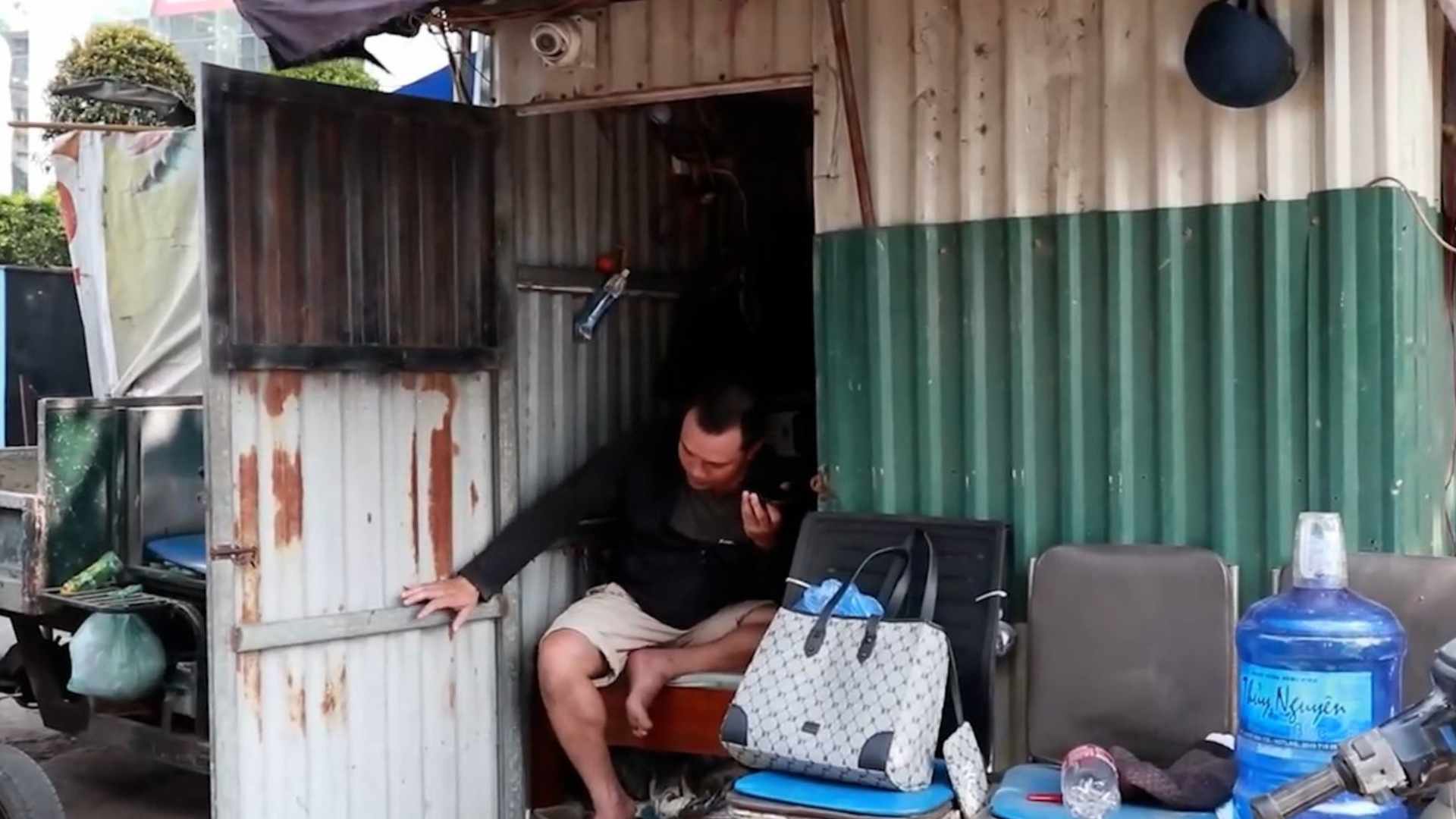 Under the hot corrugated iron roof, construction workers have to struggle with the early summer sunshine like in the middle of a "fire pan" in the heart of the city. Photo: Huyen Trang