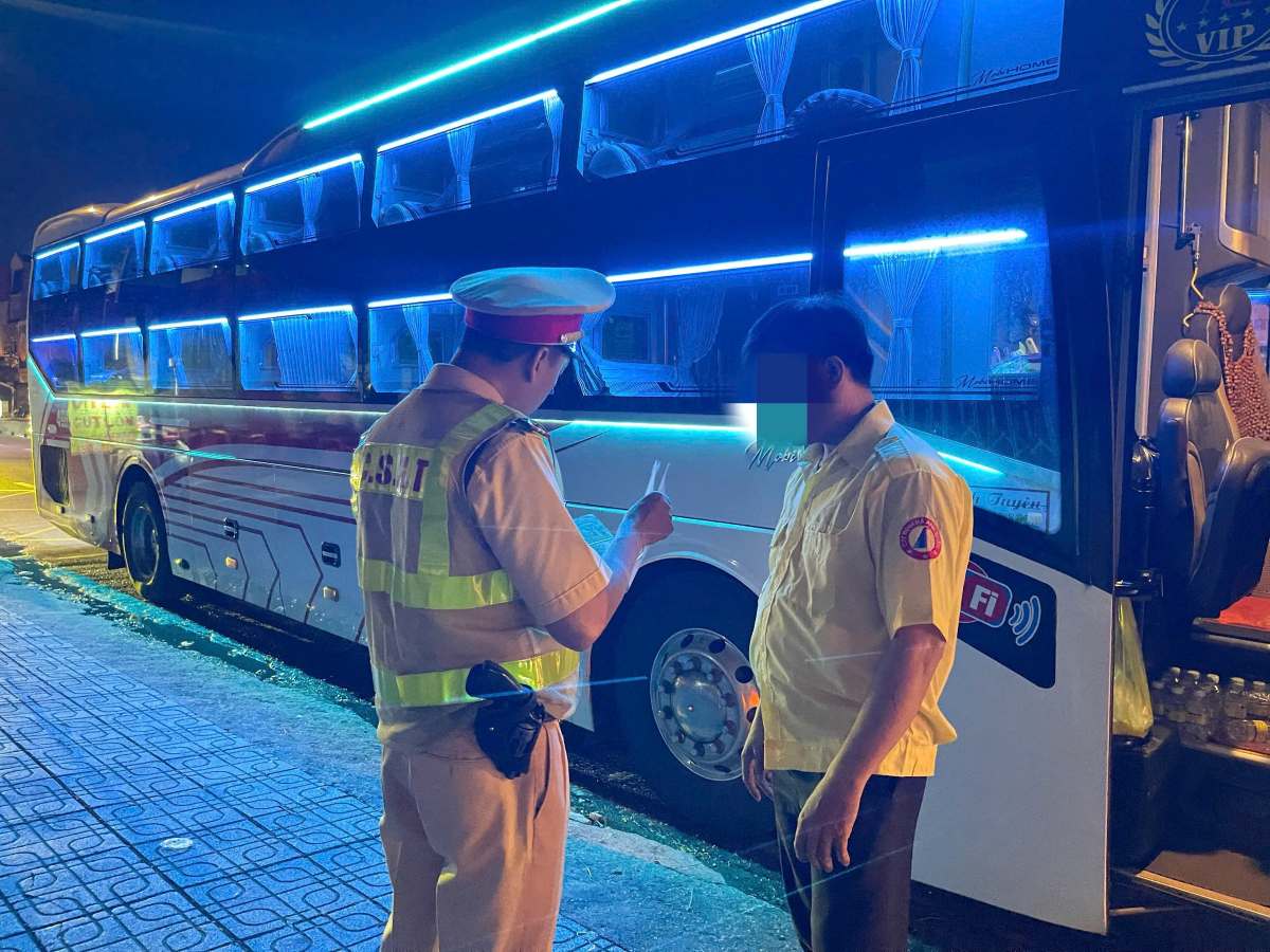 Tai xe nha xe Anh Tuyen chay sai lich trinh bi lap bien ban va tuoc phu hieu 2 thang. Anh: Minh Vu