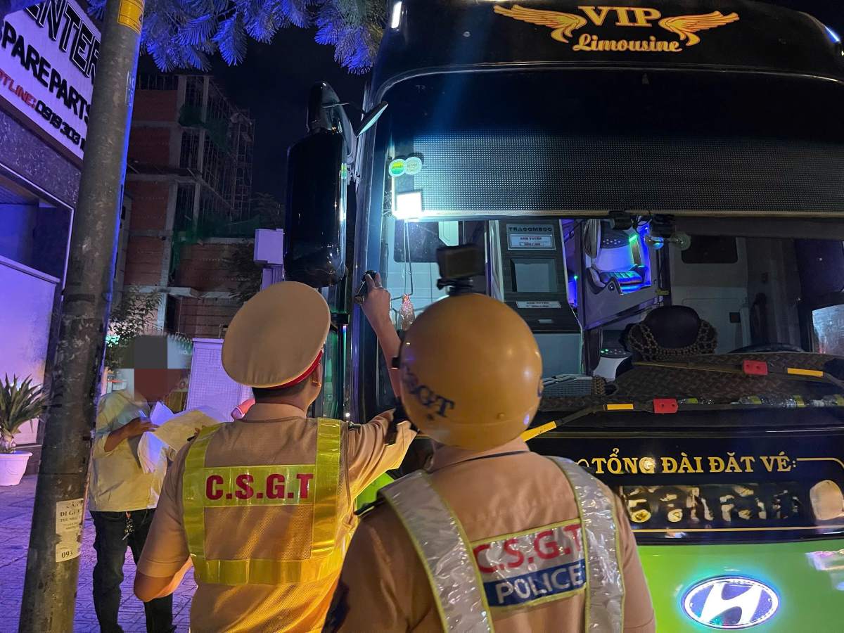 CSGT TPHCM kiem tra nha xe vi pham. Anh: Minh Vu