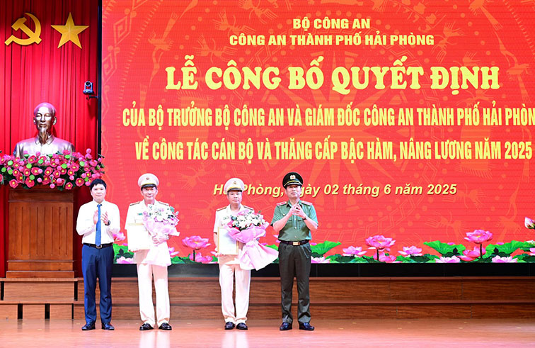 The two Deputy Directors of Hai Phong City Police, Colonel Dao Quang Truong and Colonel Le Nguyen Truong (middle), will cease their positions and retire from June 1, 2025. Photo: Hai Phong City Police