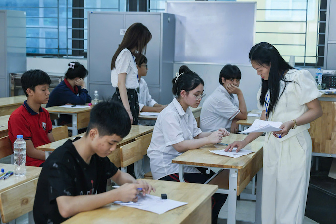 Chieu ngay 7.6, thi sinh lam bai thi Ngoai ngu (chu yeu la Tieng Anh), ky thi tuyen sinh vao lop 10 tai Ha Noi nam hoc 2025 - 2026. De thi chinh thuc, dap an tham khao se duoc Lao Dong cap nhat. Anh: Hai Nguyen