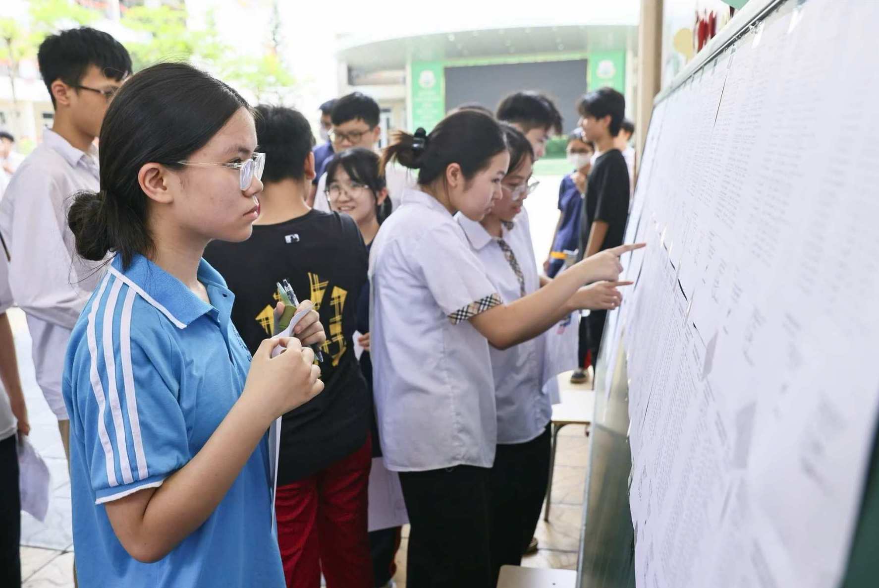 On the afternoon of June 7, candidates completed the second exam of Foreign Language (mainly English), the entrance exam for grade 10 in Hanoi for the 2025-2026 school year. To answer the question, the English exam will be continuously updated by Lao Dong Newspaper. Photo: Hai Nguyen