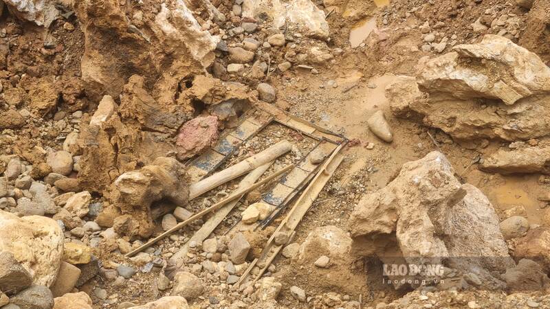 Những đống cát, sỏi bị bóc nham nhở để đãi vàng. Ảnh: Lam Thanh