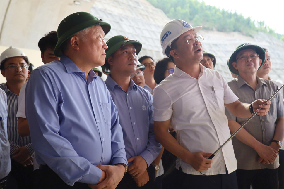 Deputy Prime Minister Nguyen Hoa Binh inspected the Quy Nhon - Chi Thanh expressway section on the afternoon of June 6. Photo: Thanh Thanh