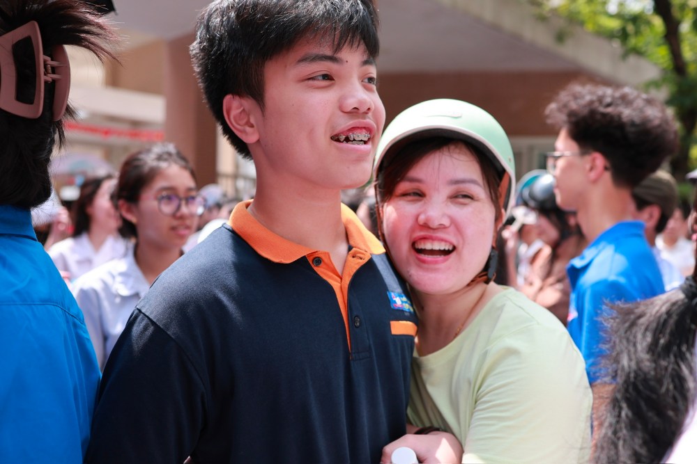 The happy smile of parents and parents at My Dinh High School. Photo: Hai Nguyen