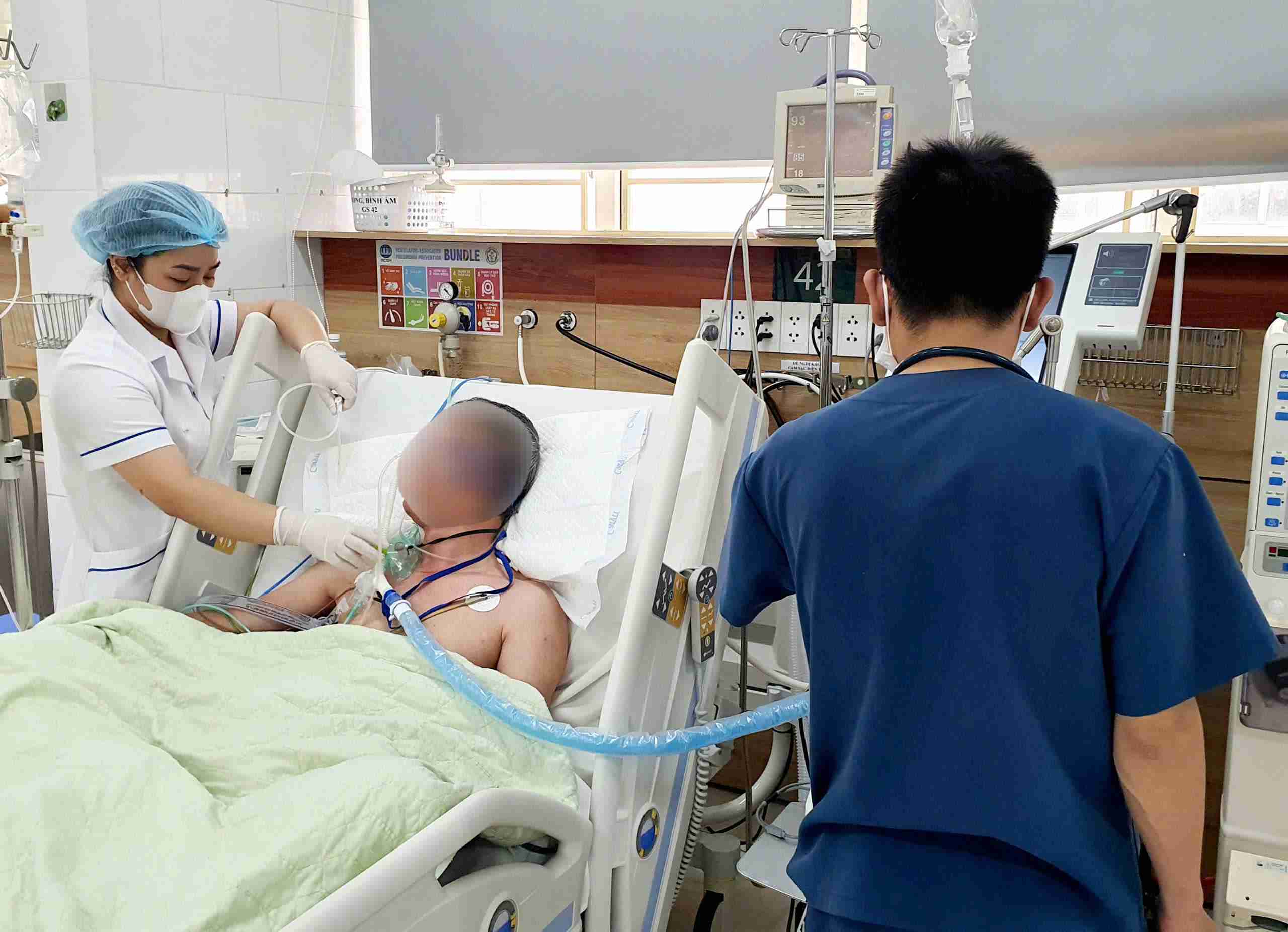 The patient was recently released from the coma and still had to be supported with breathing and blood filtration due to alcohol poisoning, a fake insect containing methanol. Photo: Nguyen Ha