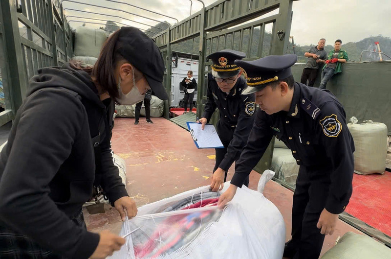 Huu Nghi国際国境ゲートで輸入貨物を検査する税関職員。写真:Khanh Linh