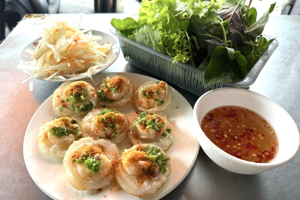 Đặc sản bánh khọt bếp củi vạn người mê của phố biển Vũng Tàu