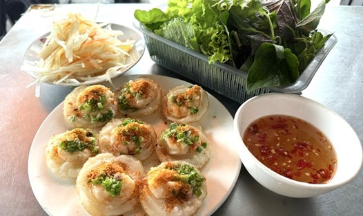 Bánh khọt chỉ nhỏ bằng miệng tách trà, thoạt nhìn như bánh xèo mini nhưng phần bột dày hơn rất nhiều, từ bột gạo và nước dừa. Ảnh: Thành An