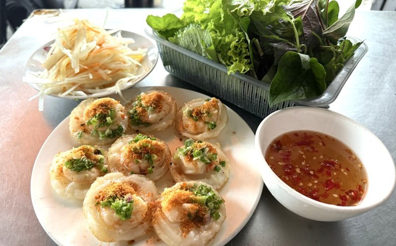 The banh kho is only as small as a cup of tea, at first look like a mini banh xeo but the flour is much thicker, from rice flour and coconut water. Photo: Thanh An