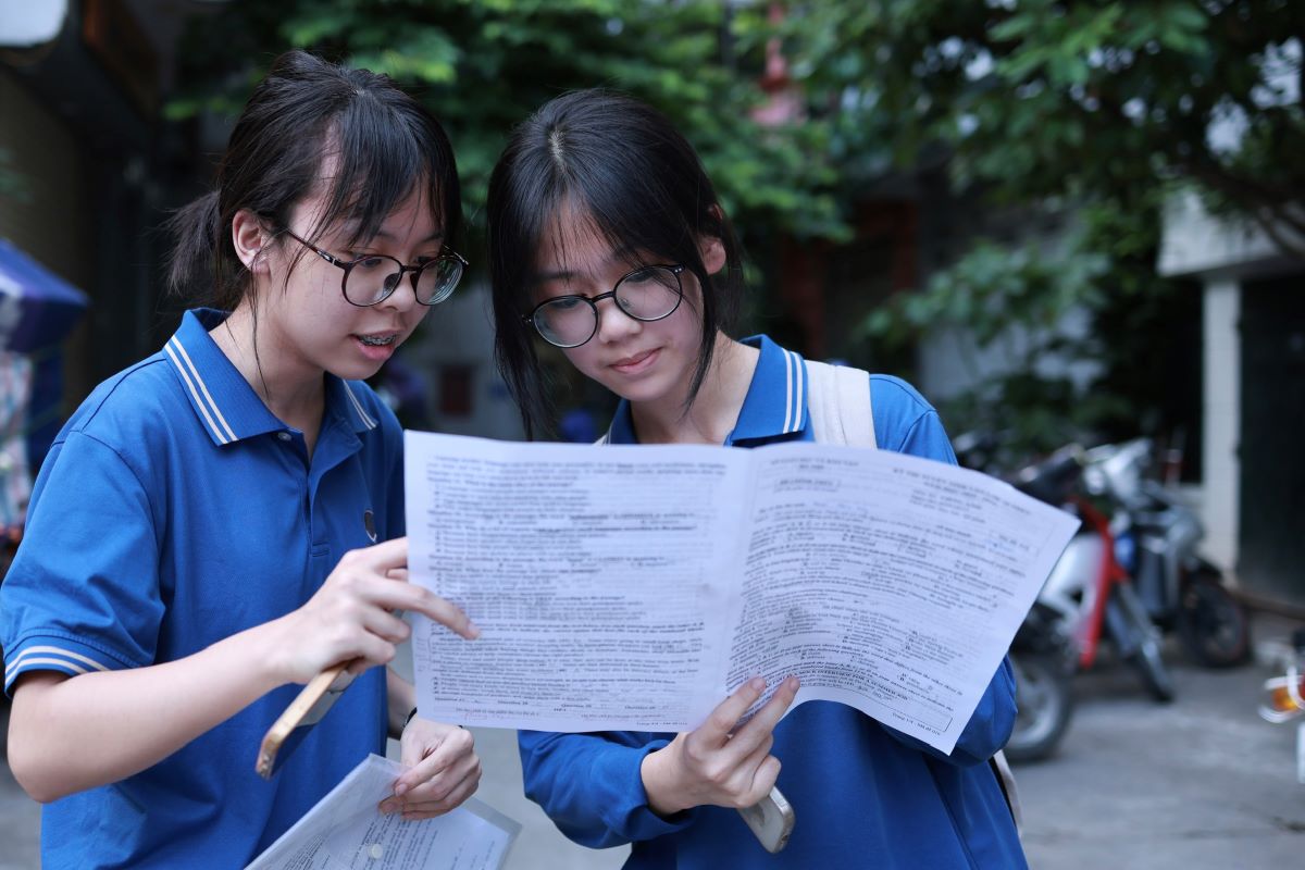 Candidates in Hanoi have completed the 10th grade English exam this afternoon. Photo: Hai Nguyen