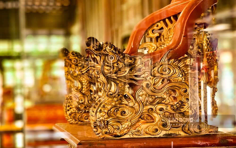 Theo Bao tang Co vat Cung dinh Hue, vua Duy Tan la hoang de thu 11 cua trieu Nguyen len ngoi vao nam 1907 (khi moi 7 tuoi). Do do, de phu hop voi long the cua hoang de, trieu dinh nha Nguyen cho lam chiec ngai voi kich thuoc nho dung trong le dang quang cua nha vua.