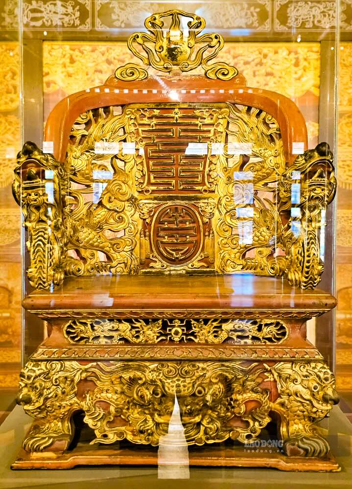 Ngai vua Duy Tan la bieu tuong quyen luc cua ngoi vi de vuong, duoc trang tri voi do an chu dao la rong 5 mong. Tao hinh rong tren ngai duoc the hien o nhieu vi tri voi nhieu tu the, bieu dat nhung trang thai khac nhau.