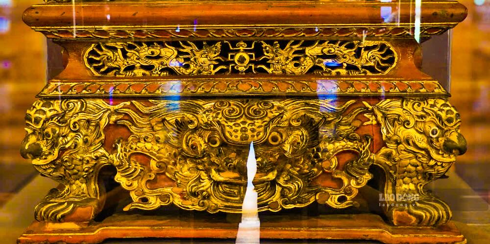 Rong o phan be ngai duoc cham noi, toat len than thai uy nghi, dung manh; ket hop voi hinh tuong chim phung the hien dang dieu thang hoa, vien man.