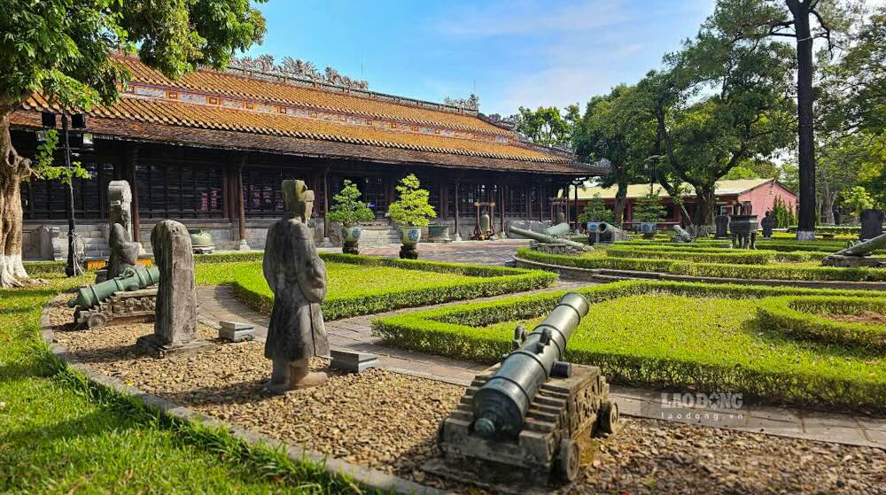 Sau su viec Ngai vua trieu Nguyen dat o dien Thai Hoa, Dai noi Hue bi xam hai, Bao tang Co vat Cung dinh Hue da tien hanh lap tu kinh de bao ve Ngai vua Duy Tan va 2 chiec ngai khac dang trung bay tai day. Ngoai ra, luc luong cong an cung duoc bo tri, nham that chat an ninh noi trung bay bao vat quoc gia (tren hinh la Bao tang Co vat Cung dinh Hue).