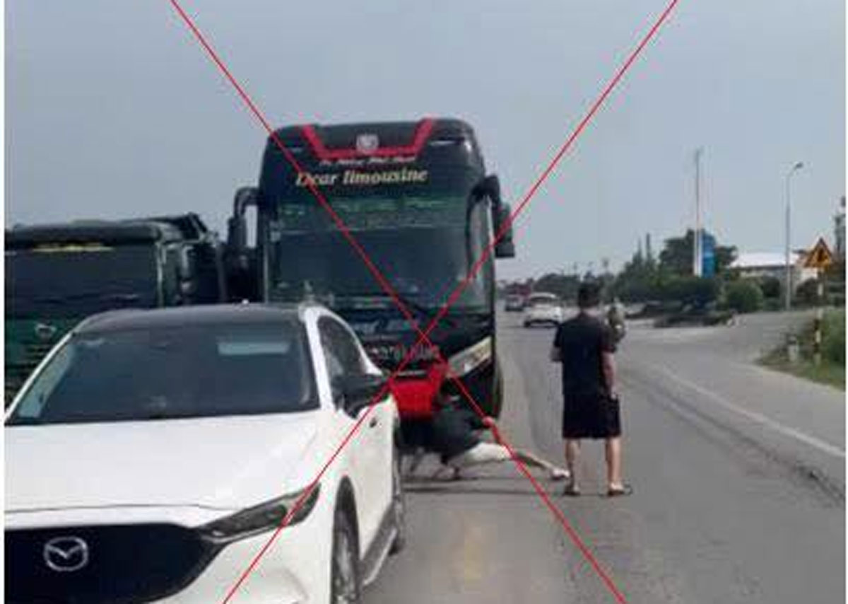 The subject went out to block the passenger bus, causing a traffic jam in Nam Dinh. Photo: Nam Dinh Provincial Police