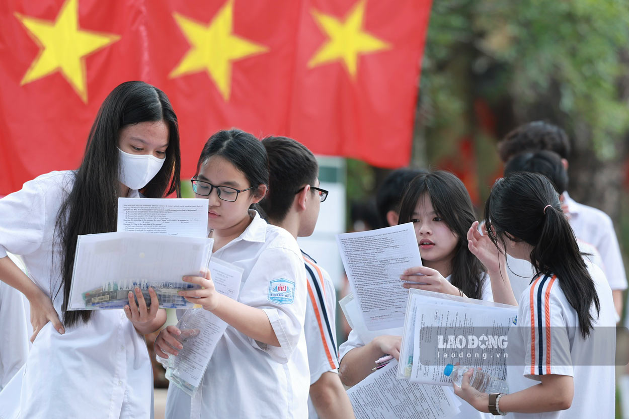 Candidates confidently get 10 points in English subjects for the 10th grade entrance exam in Hanoi