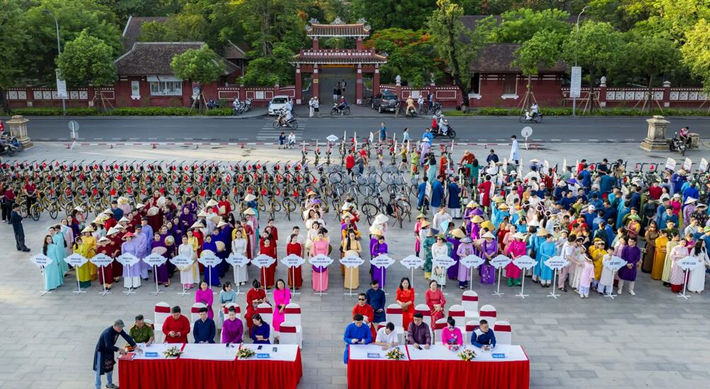Ngay 7.6, So Du lich phoi hop voi So Van hoa va The thao, UBND quan Thuan Hoa, Hiep hoi Du lich TP Hue to chuc hoat dong dap xe vi moi truong voi chu de “Ao dai qua pho” nam 2025. Day la mot hoat dong nam trong khuon kho Tuan le Ao dai cong dong Hue nam 2025.