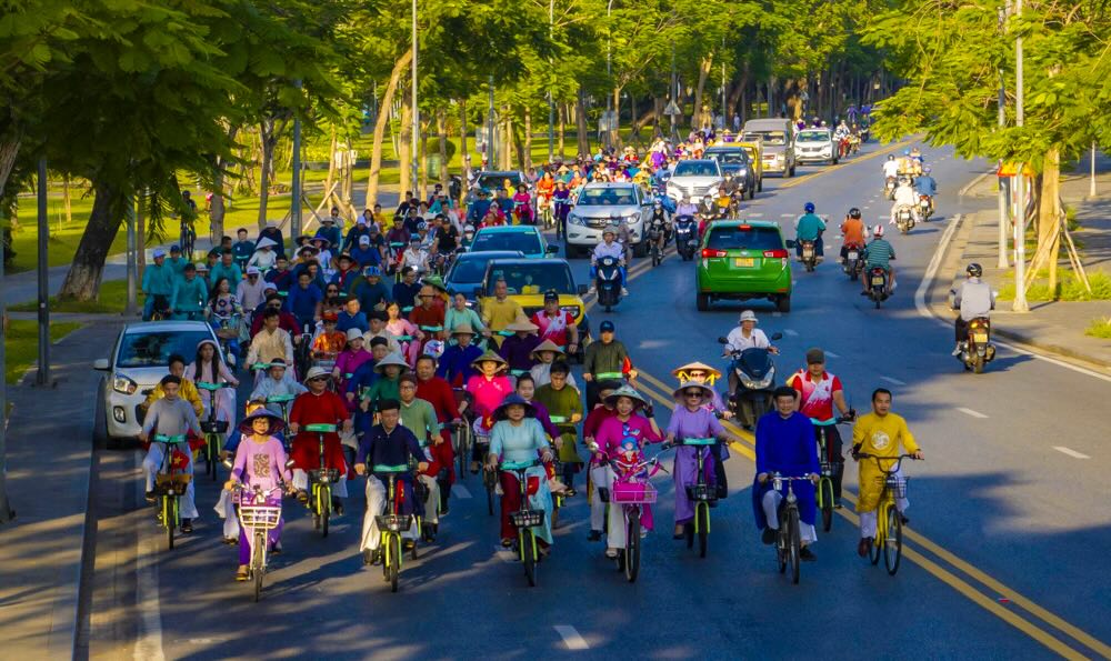Dong thoi van dong nguoi dan, du khach cung chung tay huong ung phong trao the thao cong dong, nang cao suc khoe va huong den mot xu Hue - “Xanh - Sach - Sang”.