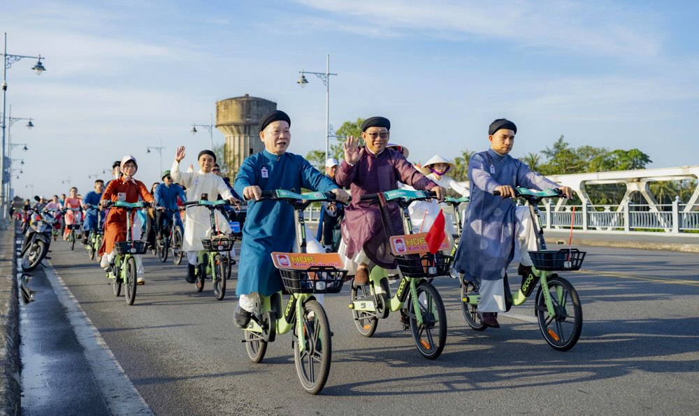 Khoang 300 thanh vien den tu cac co quan, don vi trong trang phuc ao dai da cung dap xe qua cac con pho cua Hue.