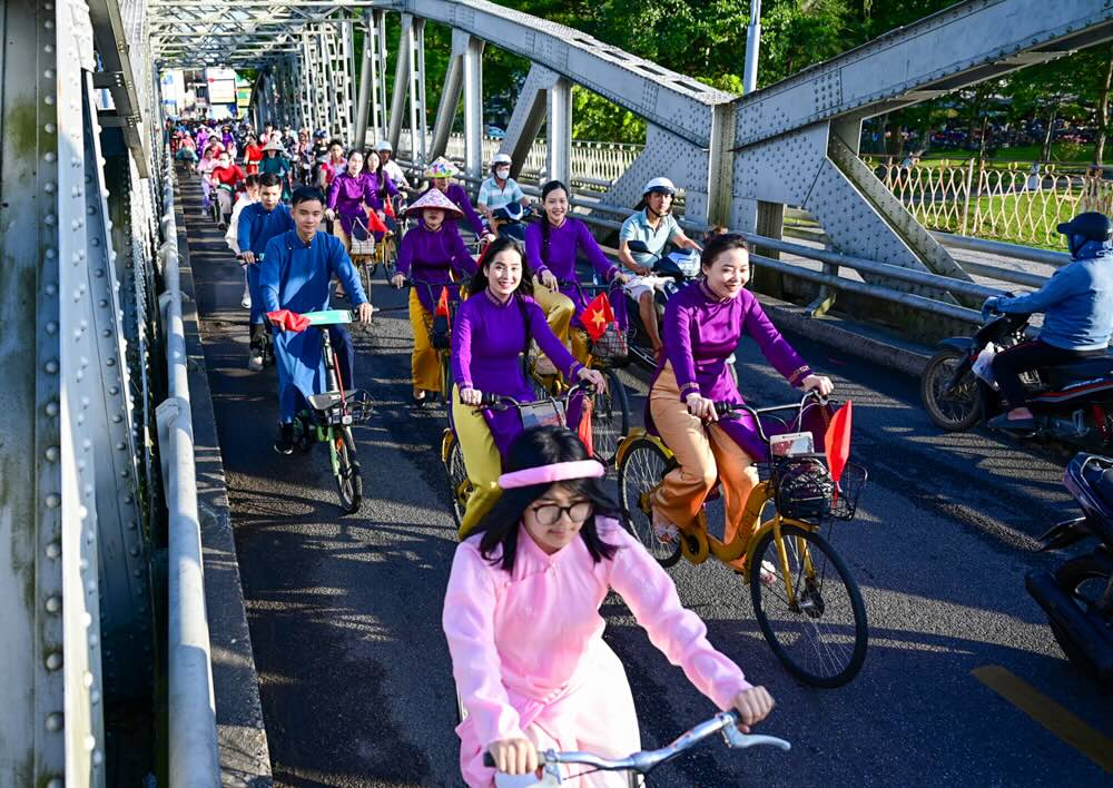 Doan ao dai da di qua lo trinh: Dai tuong niem chien si tran vong - duong Le Loi - cau Ga - duong Bui Thi Xuan - cau Da Vien - duong Le Duan - duong Tran Hung Dao - cau Truong Tien - duong Le Loi – tro ve diem xuat phat.