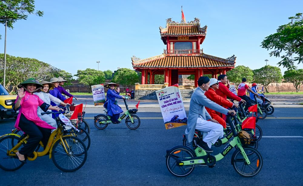 Ghe qua Phu Van Lau.