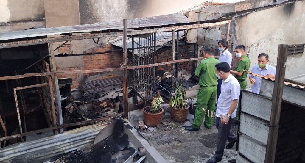 Công an tiến hành điều tra, xác định nguyên nhân gây cháy. Ảnh: Công an tỉnh Tiền Giang