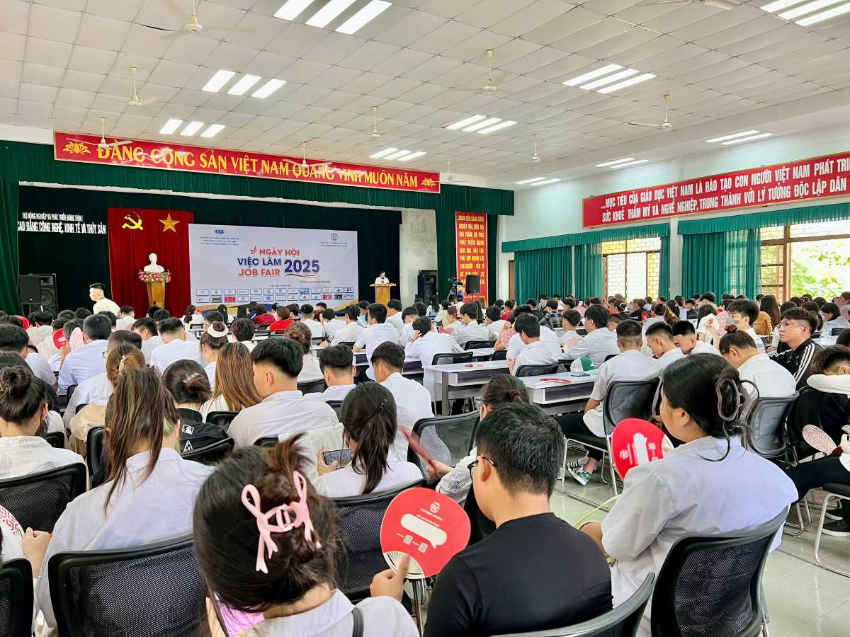 Un gran numero de estudiantes y trabajadores participan en el festival. Foto: Centro de servicio de empleo de Hai Phong