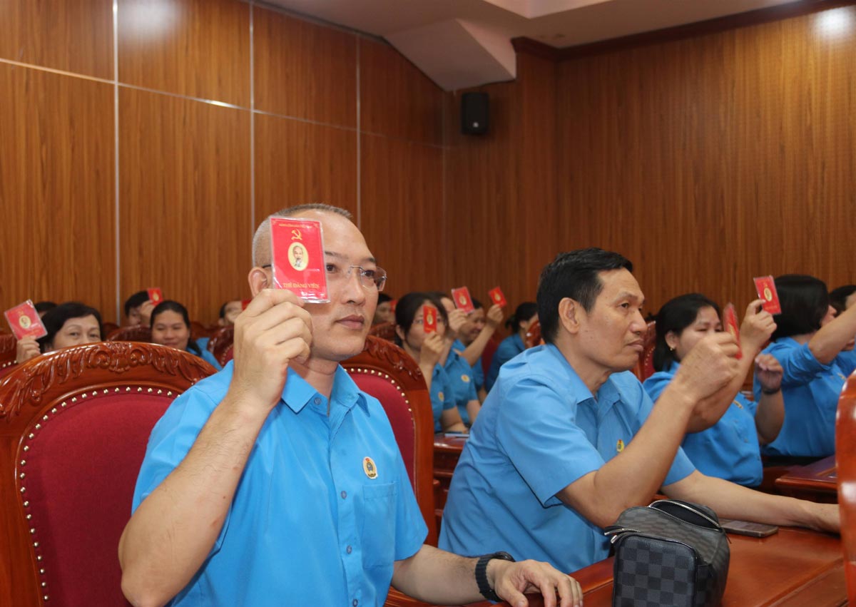Delegates participating in the vote at the Party Congress of the Nam Dinh Provincial Federation of Labor, term 2025 - 2030. Photo: Nam Dinh Trade Union